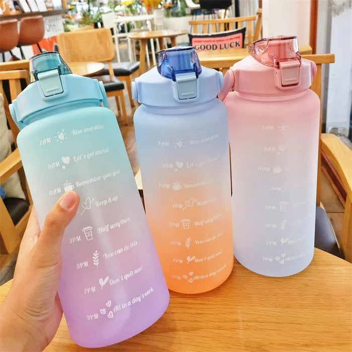 2-Liter-Sportflasche für den Außenbereich – innovative Kunststoffflasche mit Strohhalm und Zeitmarkierungen, auslaufsicheres Design