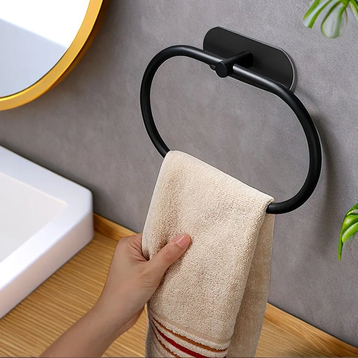 Práctico paquete de 4 accesorios autoadhesivos para baño y cocina: toalleros, portarrollos y ganchos