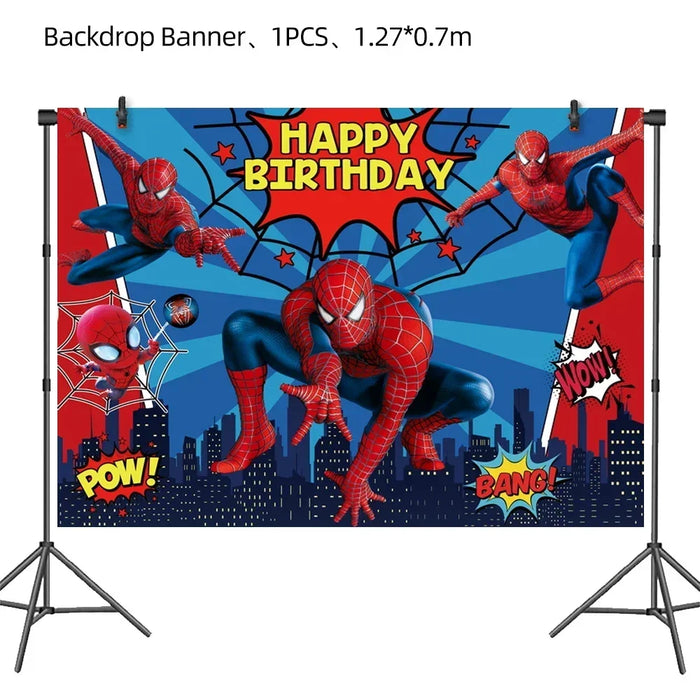 Vaisselle d'anniversaire, mugs, mouchoirs, fourchettes, cuillères et décorations de fête sur le thème de Spider-Man.