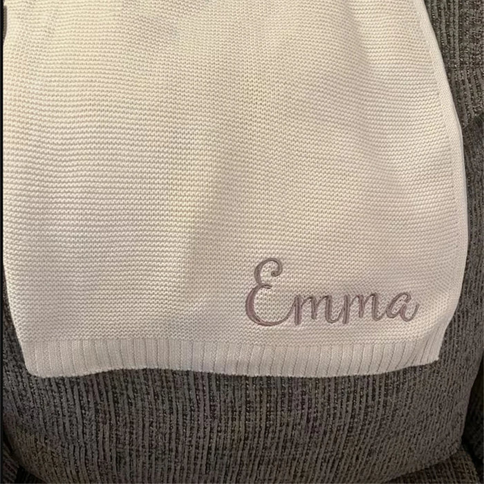 Personalisierte gestrickte Babydecke mit Namen – weiches und atmungsaktives Geschenk für Neugeborene, bestickte Babydecke aus Baumwolle 100 x 80 cm