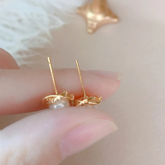 Aretes de Lujo en Oro de 14k con Circón y Perlas - Elegantes Detalles Retorcidos para Mujer