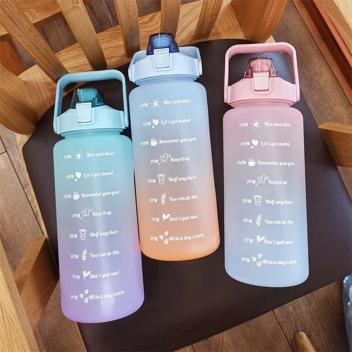 2-Liter-Sportflasche für den Außenbereich – innovative Kunststoffflasche mit Strohhalm und Zeitmarkierungen, auslaufsicheres Design