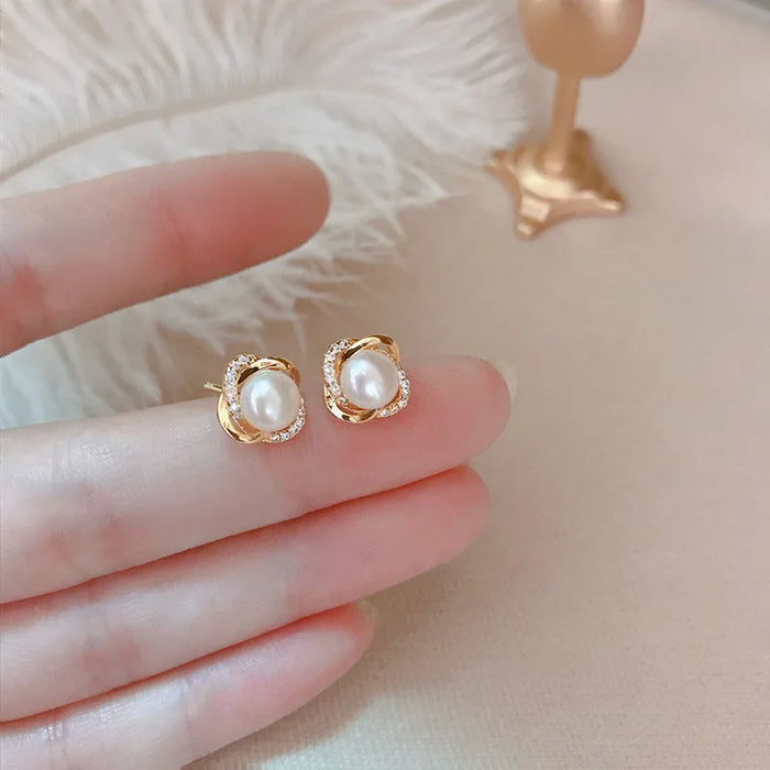 Aretes de Lujo en Oro de 14k con Circón y Perlas - Elegantes Detalles Retorcidos para Mujer