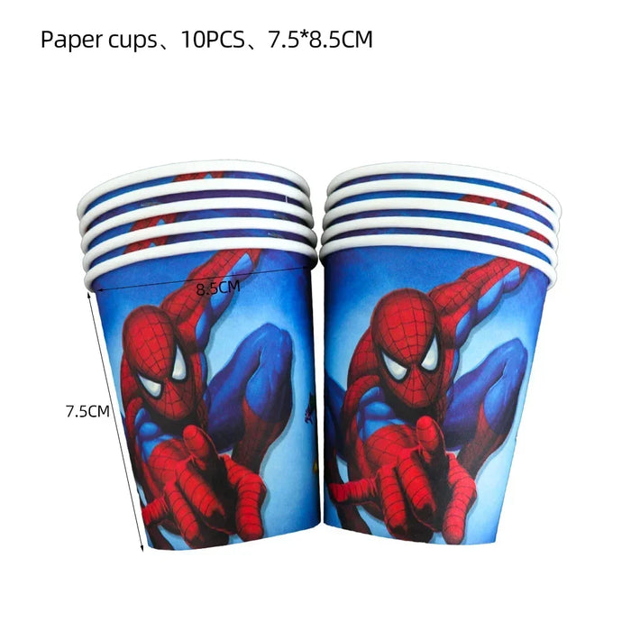 Vaisselle d'anniversaire, mugs, mouchoirs, fourchettes, cuillères et décorations de fête sur le thème de Spider-Man.