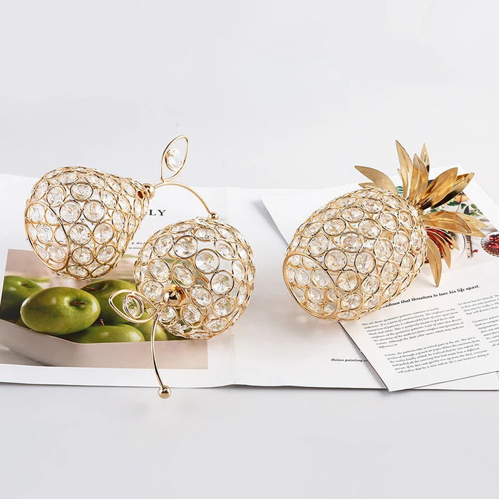 Frutas de cristal brillantes: elegantes manzanas, piñas y peras con detalles dorados