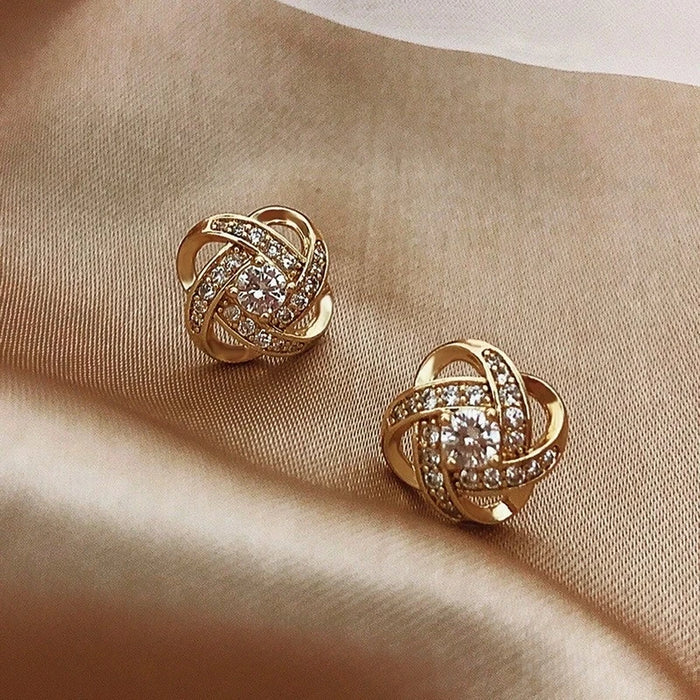 Aretes de Lujo en Oro de 14k con Circón y Perlas - Elegantes Detalles Retorcidos para Mujer