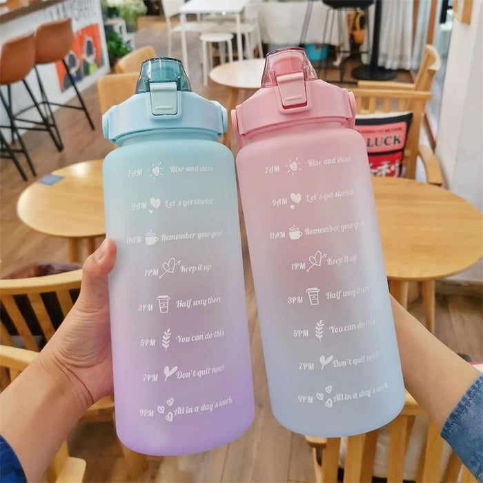 2-Liter-Sportflasche für den Außenbereich – innovative Kunststoffflasche mit Strohhalm und Zeitmarkierungen, auslaufsicheres Design