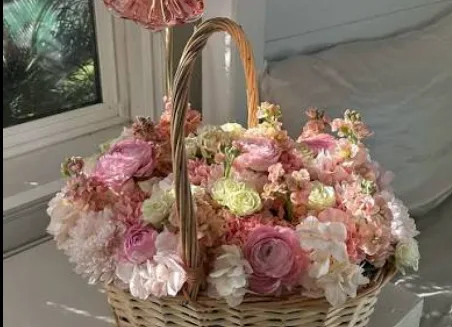 Fresh Flowers vs. Dried Blooms vs. Gift Baskets vs. Personalized Keepsakes: The Ultimate Gifting Guide
